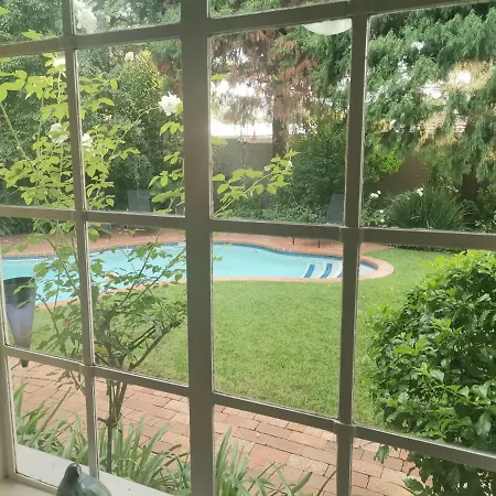 Rosebank Lodge Guesthouse By Claires Johannesburg Exterior photo